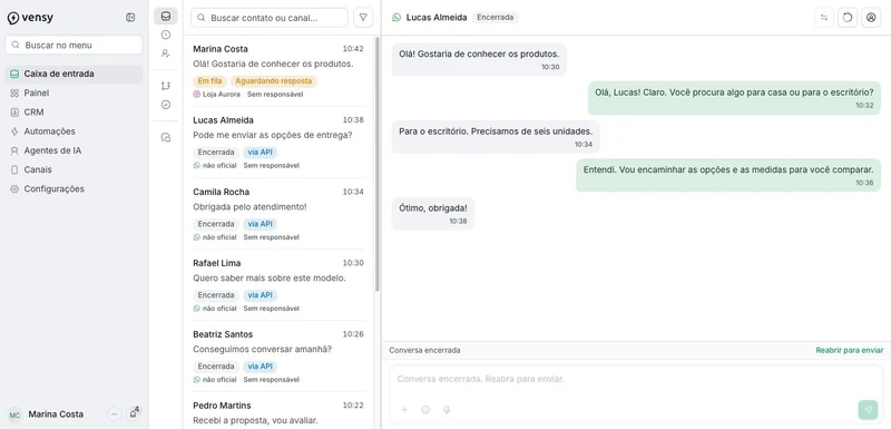 Caixa de entrada com lista de conversas e histórico de mensagens. Dados fictícios.