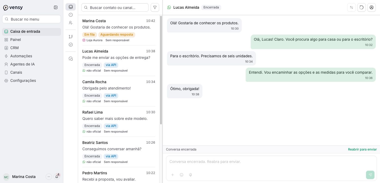 Caixa de entrada com lista de conversas e histórico de mensagens. Dados fictícios para demonstração.